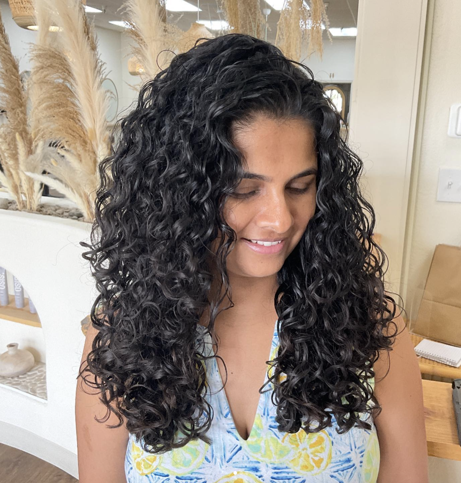 Air drying vs Diffusing, learn which curl type drying is right for you. When deciding to air dry, or to use a diffuser attachment, see how each method effects drying time and curl shrinkage. Curls Gone Wild Salon is the best curly hair salon in Gilbert, Arizona for curly hair. Owner, Melanie focuses on not only embracing your curls, but also teaching you about how to care for them as well.